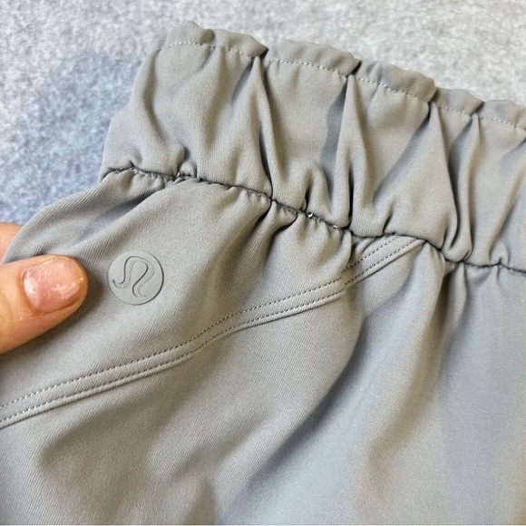 Lululemon Womens On The Fly Pants Size 8 Gray Silver Pockets Logo EUC - Picture 4 of 10